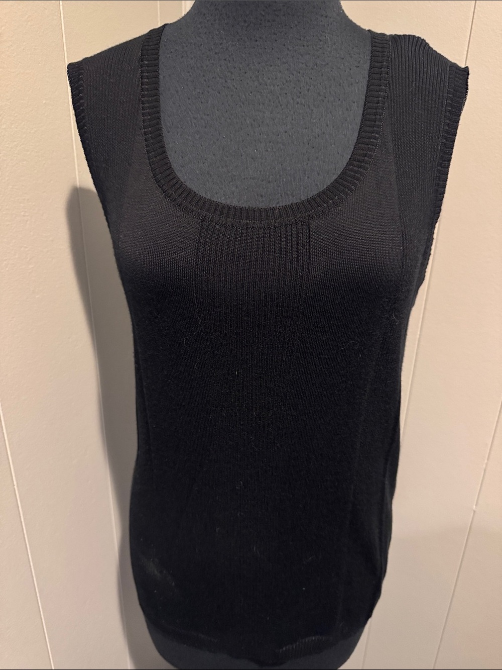 annette goertz black rib  solid subtle blocking scoop neck sleeveless sweater. X